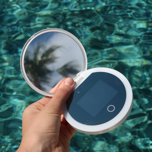 SOLÉVIA UV MIRROR modern vanity mirror with adjustable LED and UV lighting for accurate makeup application and skincare evaluation.