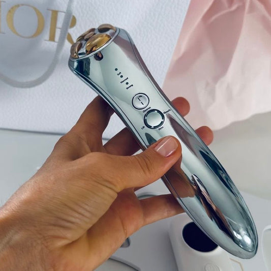 LIFTÈA PRO 4IN1 SCULPTOR handheld device displayed on a neutral background, designed for face and body contouring, lifting, and skin rejuvenation